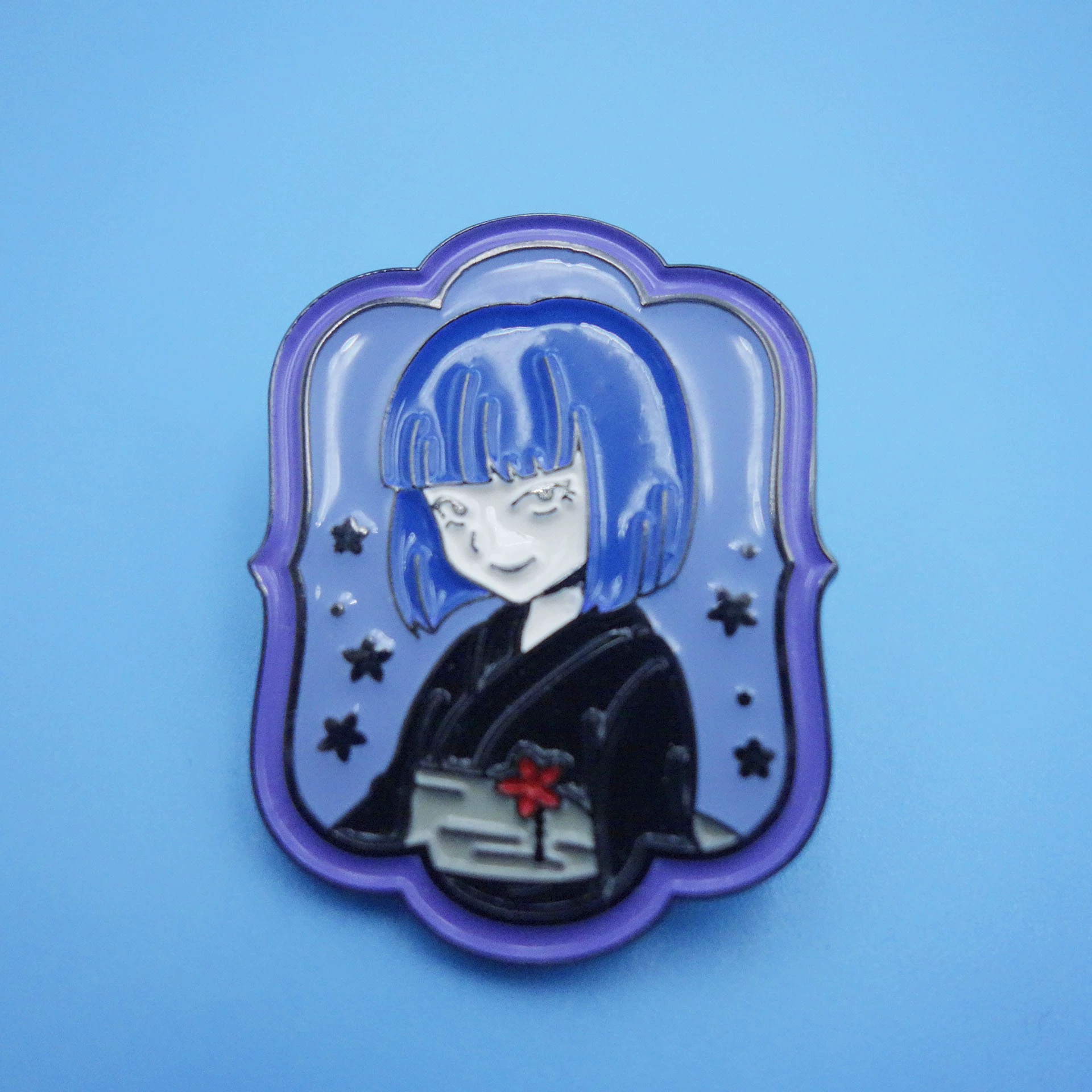 Индивидуальные значки с аниме-персонажами, различные цинковые сплавы с гальваническим покрытием, печать печной краской, эмалевые металлические значки.