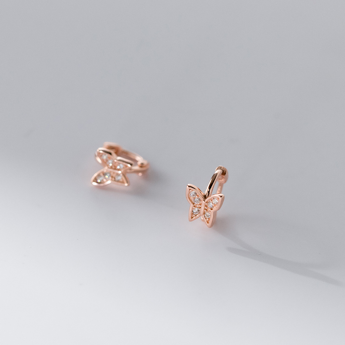 Eloch S925 plata esterlina con diamantes plegables pequeños pernos de mariposa de moda coreana joyas de orejas de viento M05304