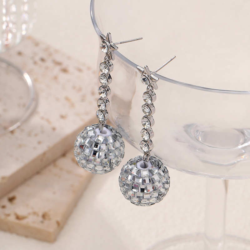 Europa y Estados Unidos transfronterizos estrella de penta zircón discoteca bola de lámpara colgante pernos de orejas de moda para mujeres orejas de boquilla