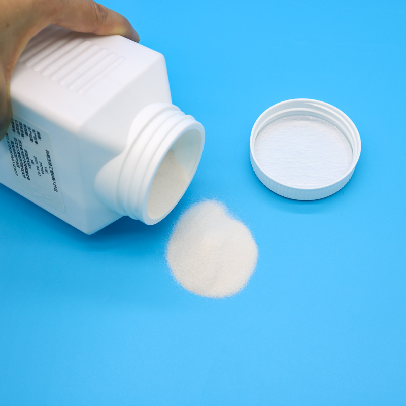 La fábrica de dentaduras de polvo de chorro de arena de Bai gangyu, un técnico, utiliza polvo de óxido de aluminio para pulir y pulir la base del soporte de pulido.