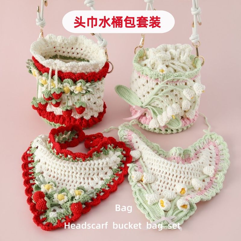ネットの赤いタイプの編み物の手作りのスカーフのバケツの包みのセットのイチゴのケーキのすずらんの花束の包みはイチゴのバケツを抱いています。|undefined