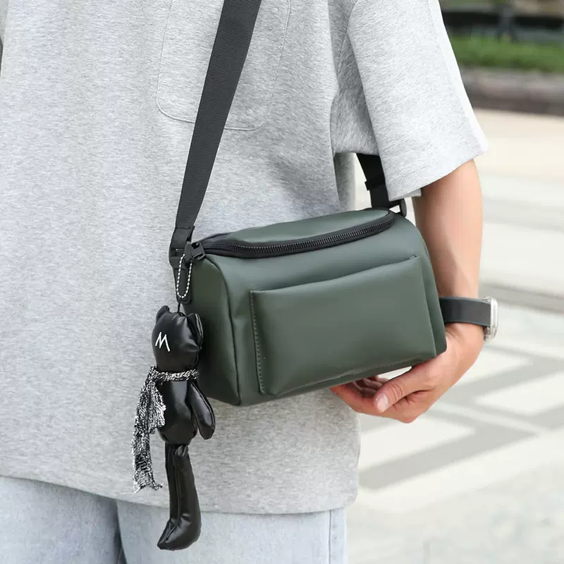 新款潮流单肩包防泼水圆筒包运动单肩男士斜挎包高级感便携小挎包