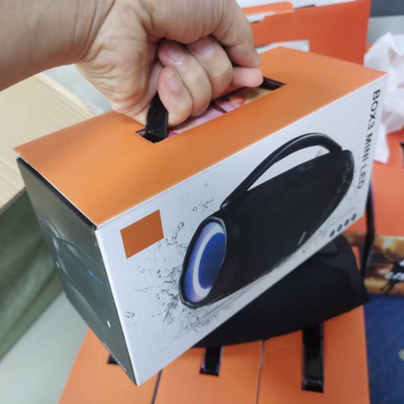 Ventas transfronterizas calientes mini dios de guerra tres generaciones altavoces Bluetooth inalámbricos portátiles al aire libre sonido LED boombox3 regalos