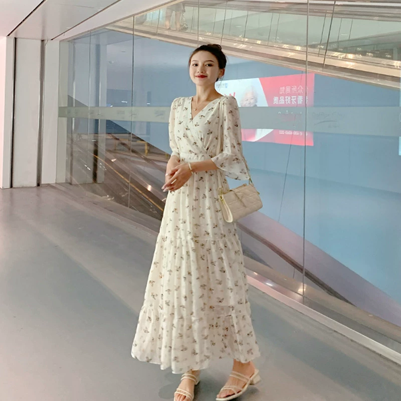 Новое летнее платье 2025 года в чистом стиле: женское длинное шифоновое платье с цветочным принтом, V-образным вырезом, завышенной талией, скрывающее живот, стройнящее фигуру.