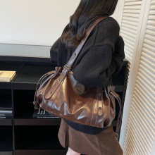高级感大容量包包女2025秋冬新款复古小众斜挎女包通勤休闲托特包