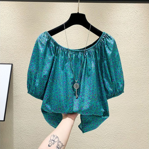 녹색 바닥 보라색 꽃