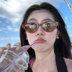 レトロな猫の目のサングラスの女性のべっ甲のオレンジ色のすっぴんの神器の高級感のメガネは顔の小さい日よけの朝の8サングラスを現します。