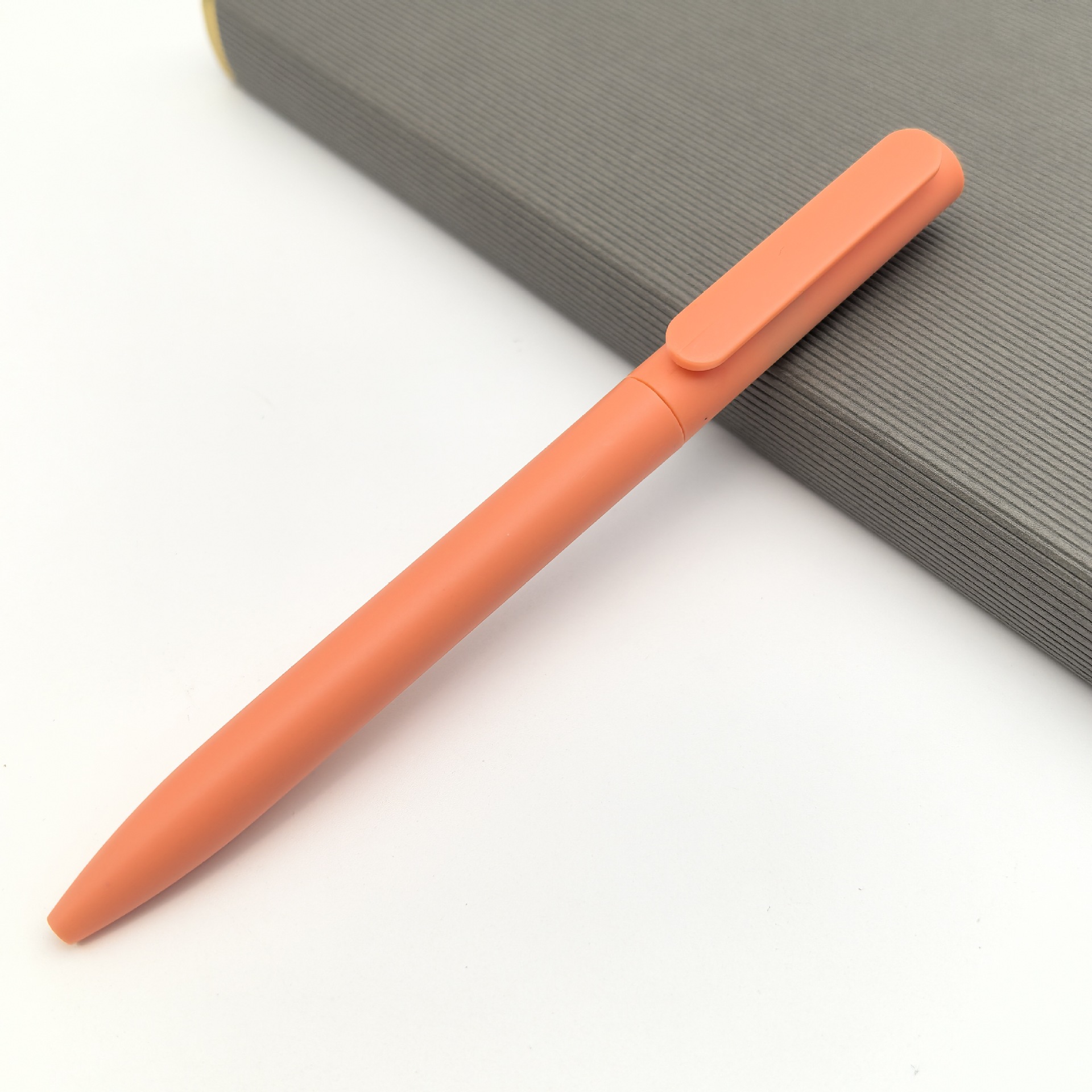 Bolígrafo giratorio de plástico de venta caliente transfronterizo, bolígrafo publicitario de varilla esmerilada, bolígrafo de hotel de color, logotipo personalizado, regalo