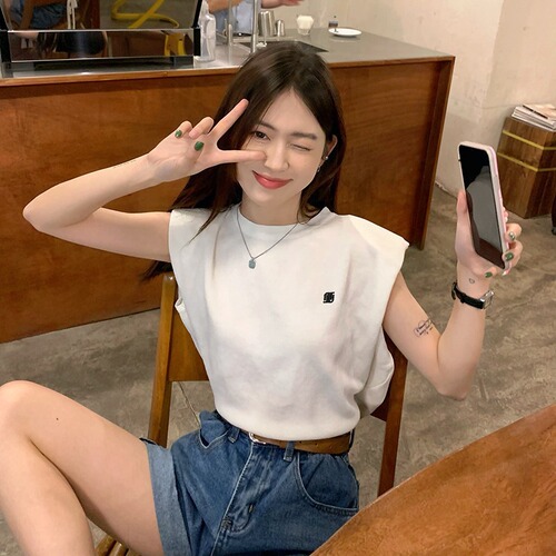 Black and white striped vest knitted T-shirt for women in summer new design scheming niche loose hot girl top