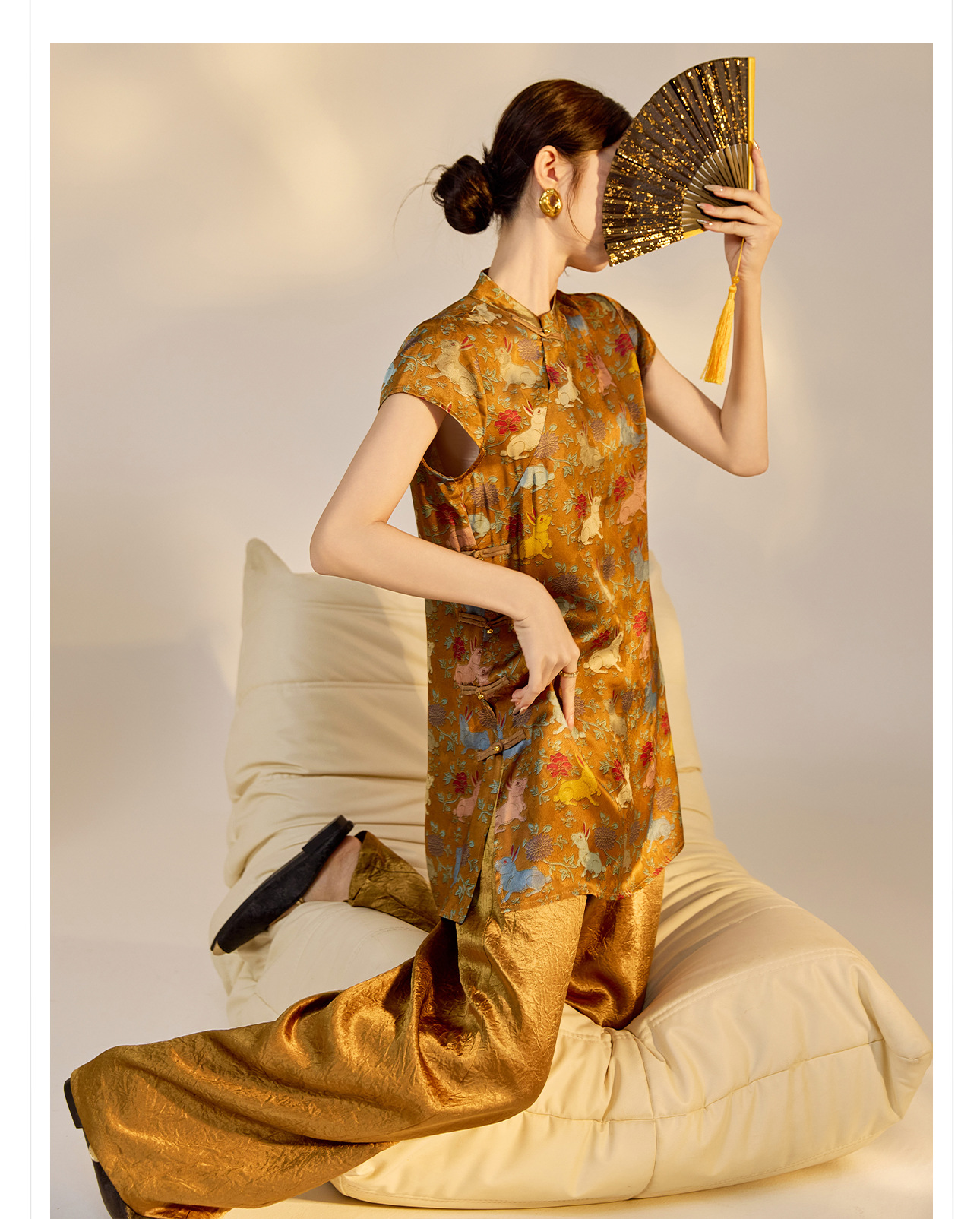 Đầm suông midi chữ A vải rayon thêu hoa cách tân cổ điển Trung Quốc — Màu đỏ san hô, Màu caramel chi tiết 22