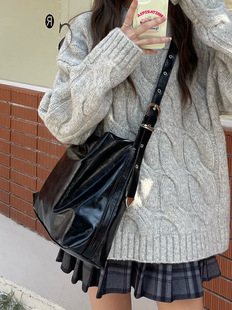 Black capacious shoulder bag, one-shoulder bag, genuine leather, Korean style