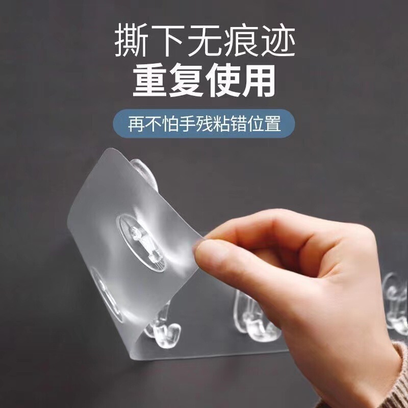 ドアの後ろに衣類やタオルを掛けるための穴を開けずにフックが付いており、キッチン用の透明で跡が残らない粘着フックが連続して貼り付けられています。|undefined