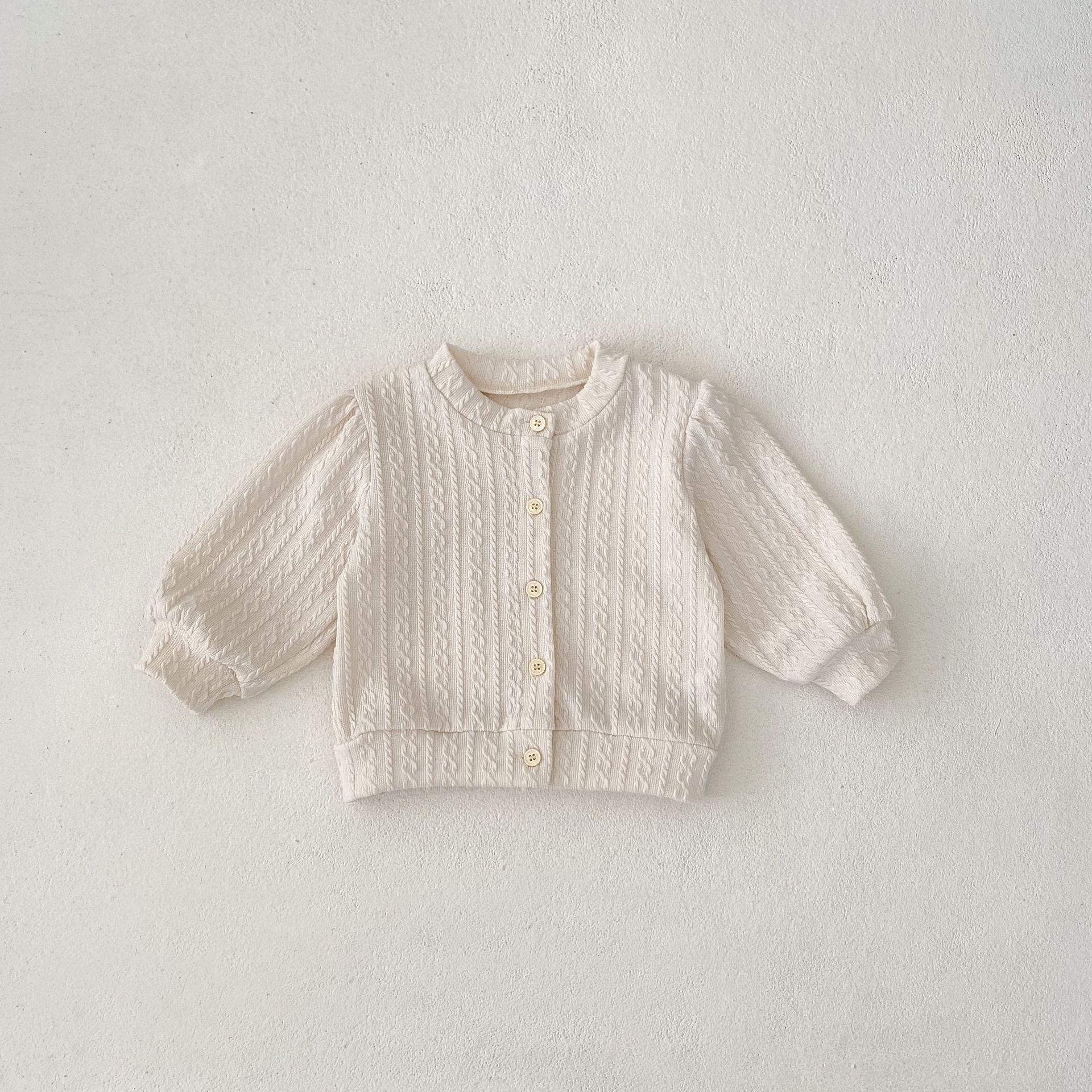 Jesenski set od tri dijela za djevojčice 2024. s čipkastom majicom s ovratnikom, mrežastim hlačama i jednobojnim žakard kaputom, Taken_voghion.com