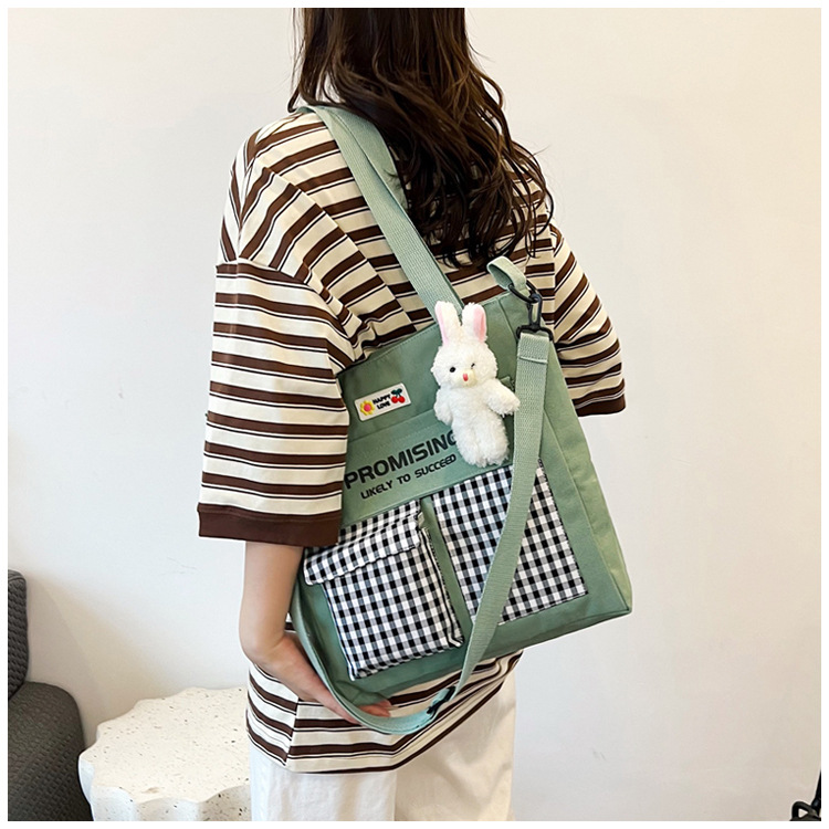 The new Korean-style cute nylon bag for class tutoring is a versatile checkered single-shoulder bag that is selling well (with a bear) undefined