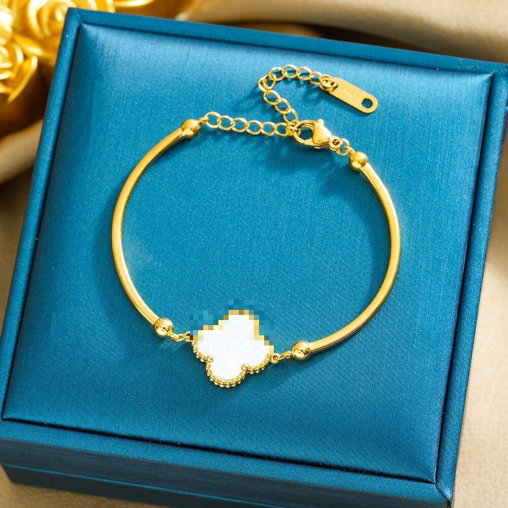Pulsera de trébol de acero titanium vendedora caliente transfronteriza europea y americana con incrustaciones de concha pulsera colgante pulsera de diseño avanzado sin desvanecimiento al por mayor