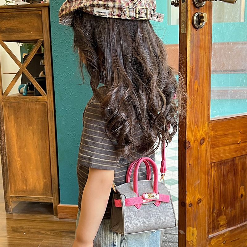 Bolso de hombro estilo coreano para niñas, elegante mini bolso cruzado de color liso para niños, nueva colección otoño 2025, bolso infantil de comercio exterior.