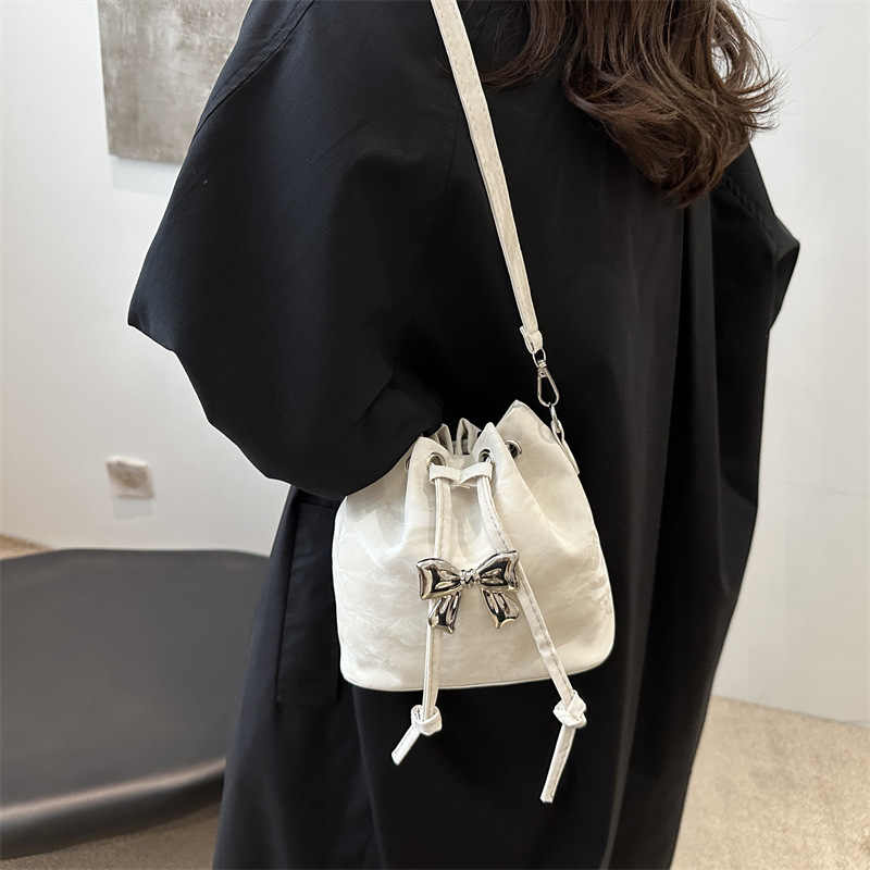 Drawstring fashion bow shoulder mochila 2024 otoño y invierno nuevo estilo versátil bolsas casuales bolsas de cubo para mujeres
