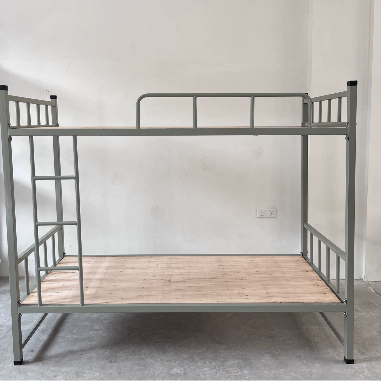 Двухъярусная разборная кровать для студентов и персонала, современная простая кровать, оптовая продажа от производителя металлических кроватей для современных квартир.
