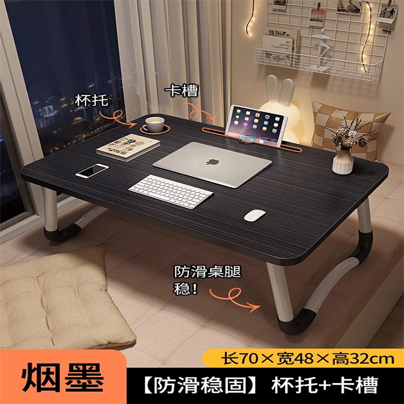 家庭用のノートパソコンの机が窓をはねています。|undefined
