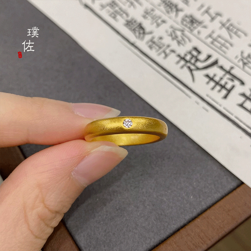 新款久不掉色戒指 新中式國潮風磨砂古法輕奢金色寬版鑲鋯素圈傳