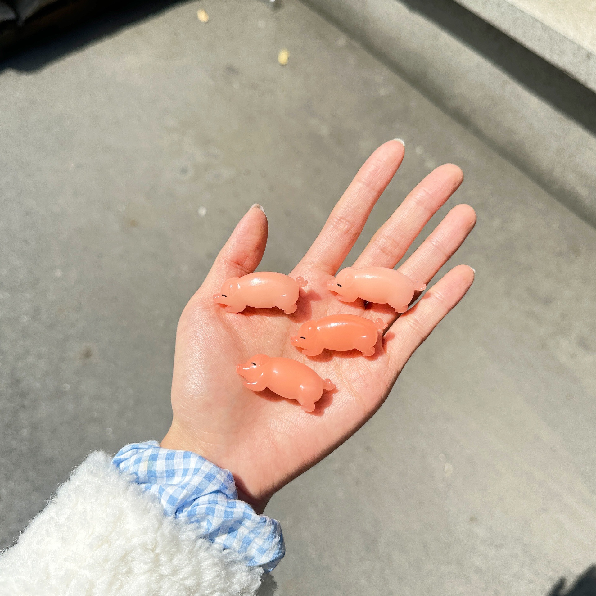 B Colgante de la familia de productos horneados que cambian de color Xiaohongshu con el mismo estilo, la irradiación ultravioleta se vuelve roja, colgante que cambia de color de coche de juguete