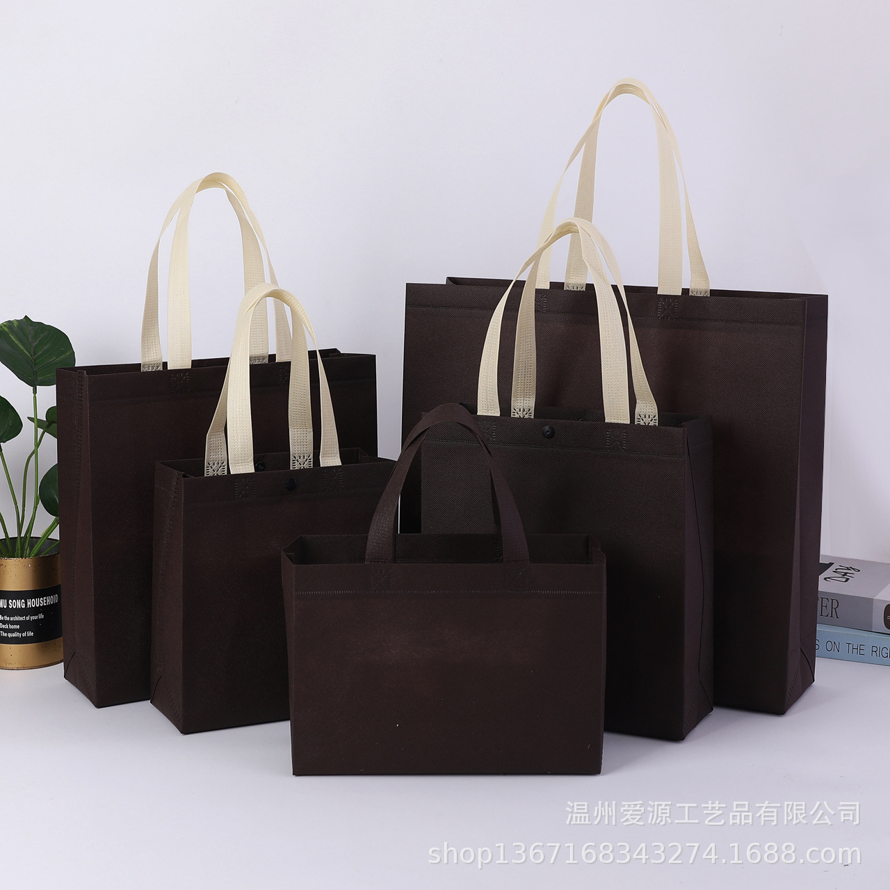 블랙 버클이 달린 브라운 백, 베이지색 휴대용, 미니 가로 버전, 가로 28 x 세로 20 x 밑면 10 cm 인터넷 연예인 가방, 신소재 부직포