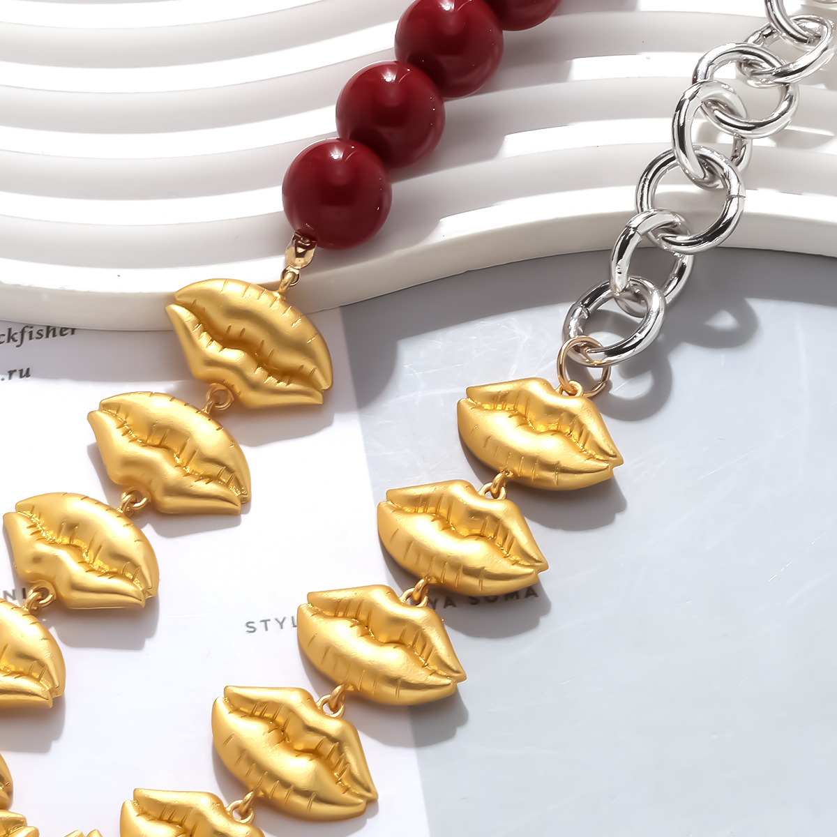 Casual, Date Occasion Alloy, Resin, Aluminum Material Elegant Modern Style Lips Alloy Resin Aluminum Lobster Trigger Clasp Closure Beaded Necklaces Wholesale