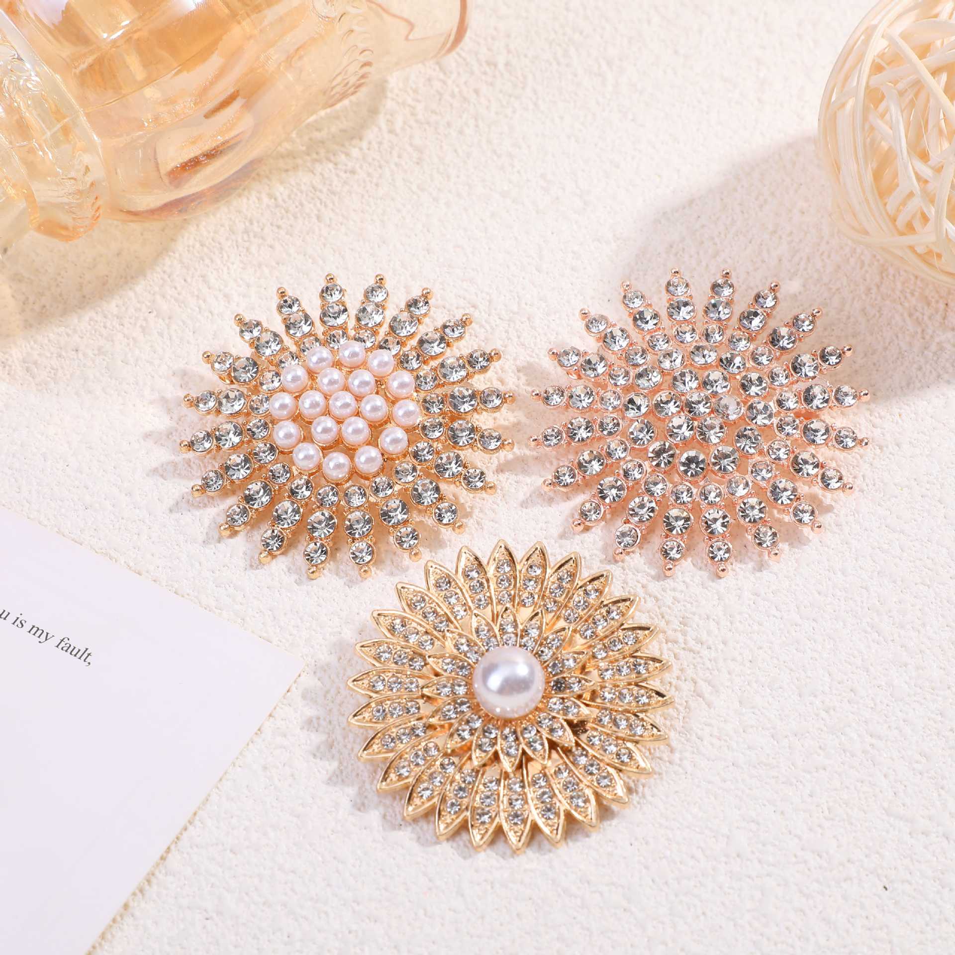 Spilla a fiore con perla e diamanti per giacca da donna_voghion.com