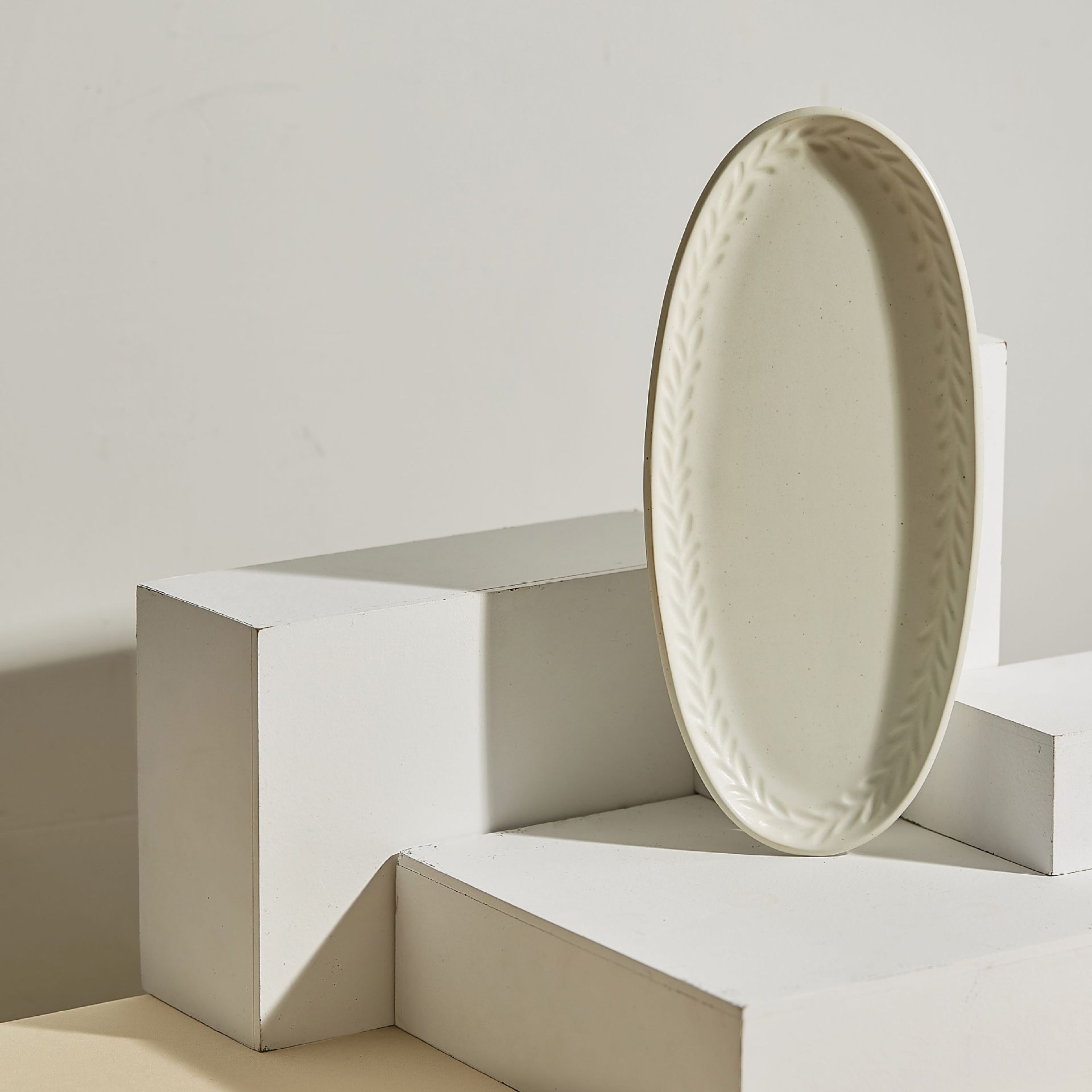 Platos ovalos modernos y simples platos de cerámica de alto valor plato de platos de pescado al vapor plato superficial exquisito platos de comida occidental