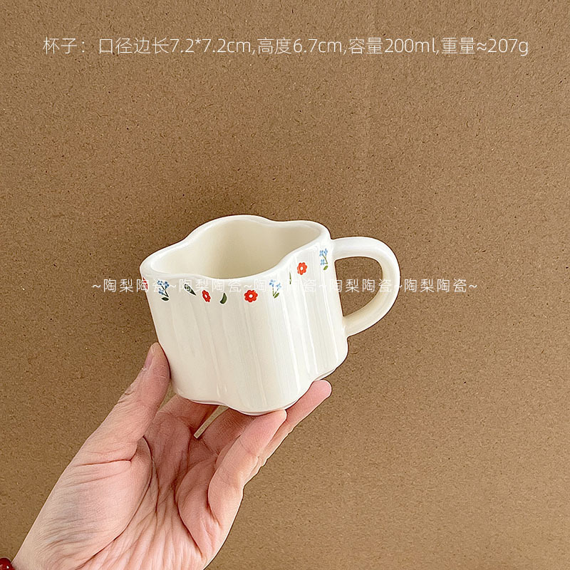 파란색 꽃무늬 컵