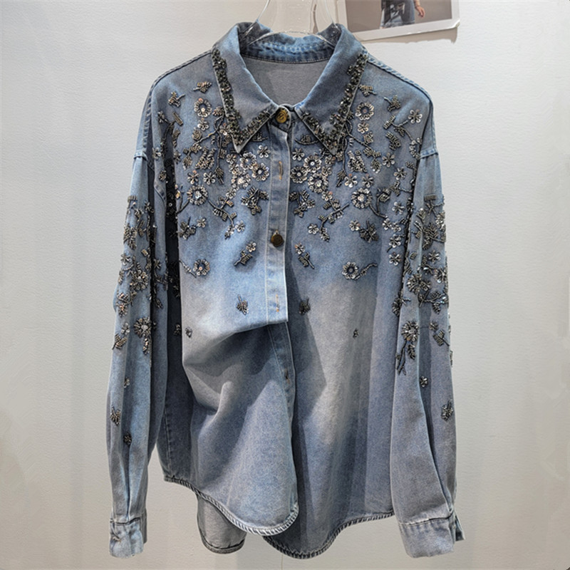 La nueva camisa vaquero de primavera 2026 tiene un diseño pesado, cuentas de clavos, diamantes y cuentas, y una blusa vaquero relajada.