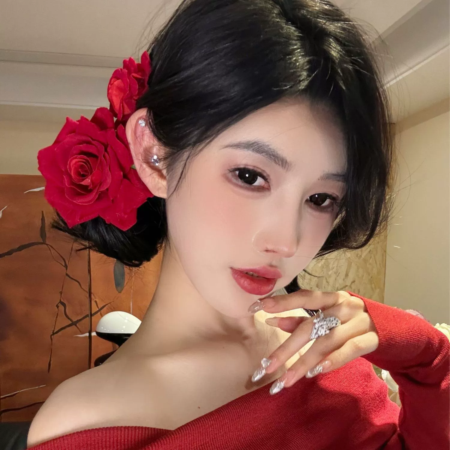 Ретро красная роза девушка фото головной убор цветы аксессуары для волос