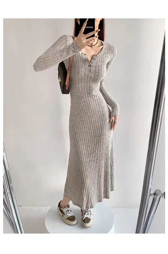Sassy sister vibes! A knitted sweater dress—perfect for spring and autumn, featuring a relaxed, laid-back style with a waist-defining design and a mid-length cut.