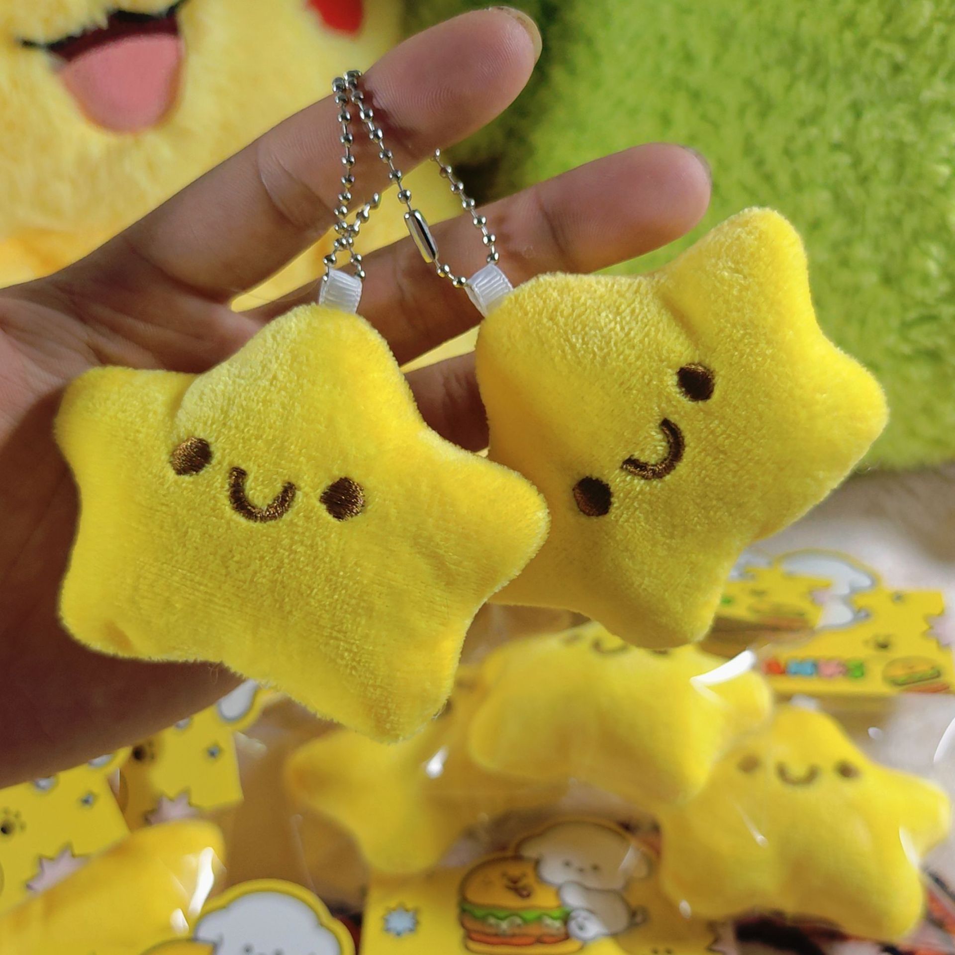 Hermosa niña peluche estrellas chirriantes colgantes desempaquetado llaveros bolsas de estudiantes joyas colgantes de dibujos animados al por mayor image 8