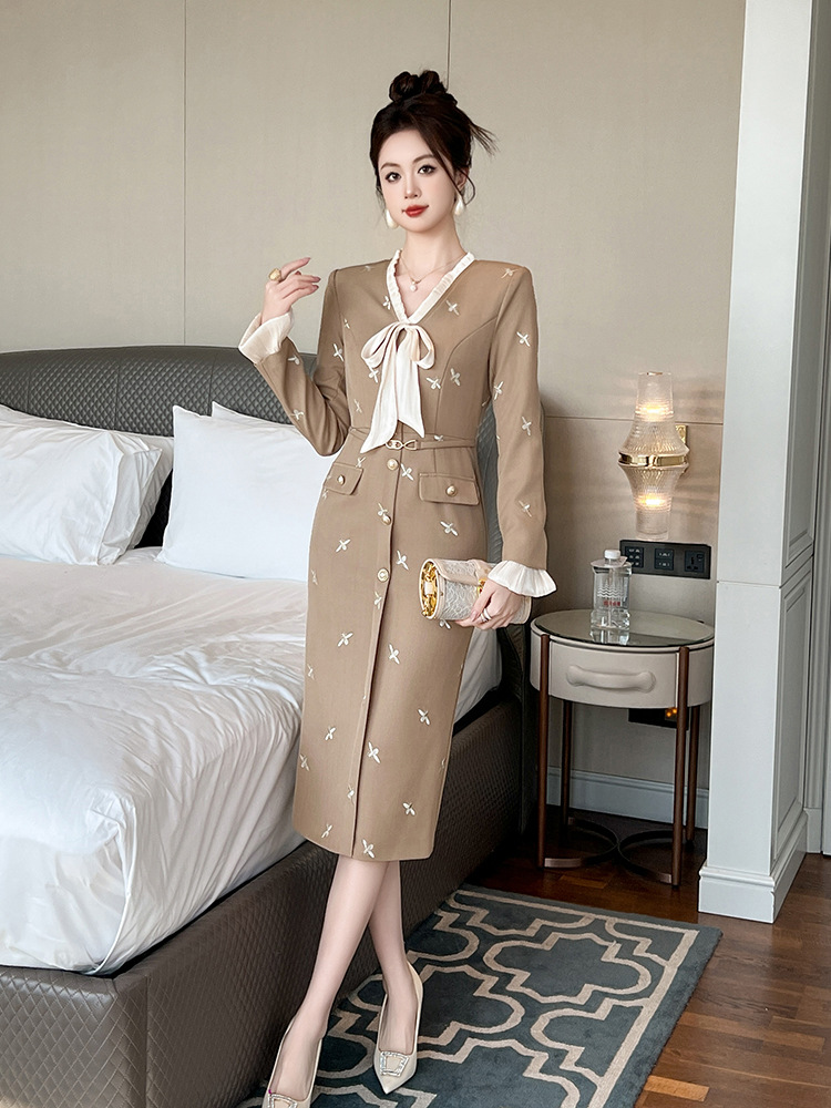 Đầm ôm body nữ cổ chữ V thêu nơ phong cách Pháp — Màu kaki