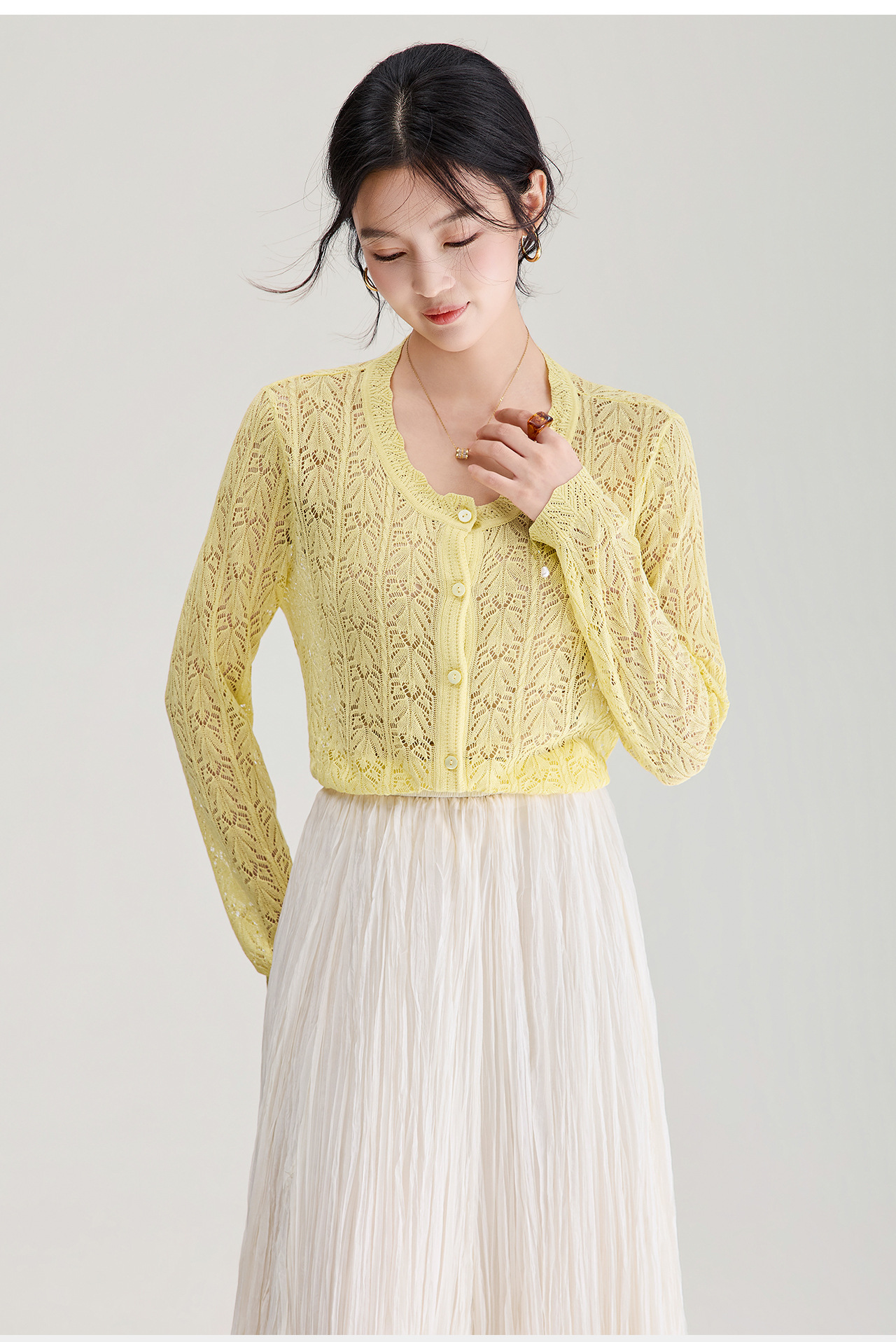 Áo cardigan cổ tròn họa tiết hoa móc nổi thiết kế mỏng nhẹ — màu trắng chi tiết 5