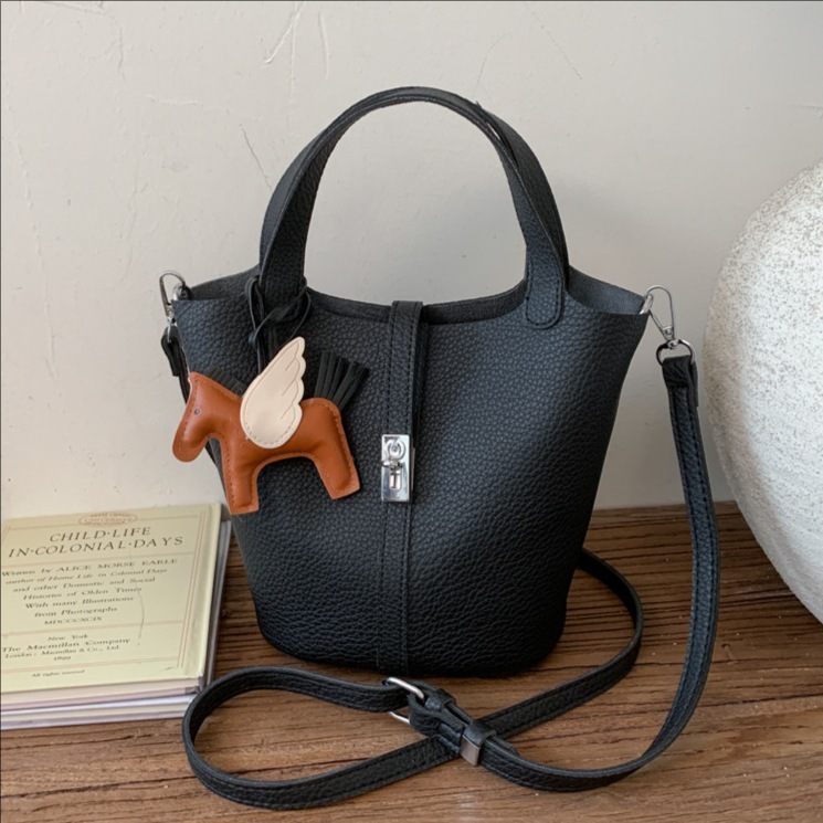 Bolsa de cestas de comida de mano de alta calidad 2025 nuevo invierno simple bolso de cubo casual bolso de hombro de mujer coreana