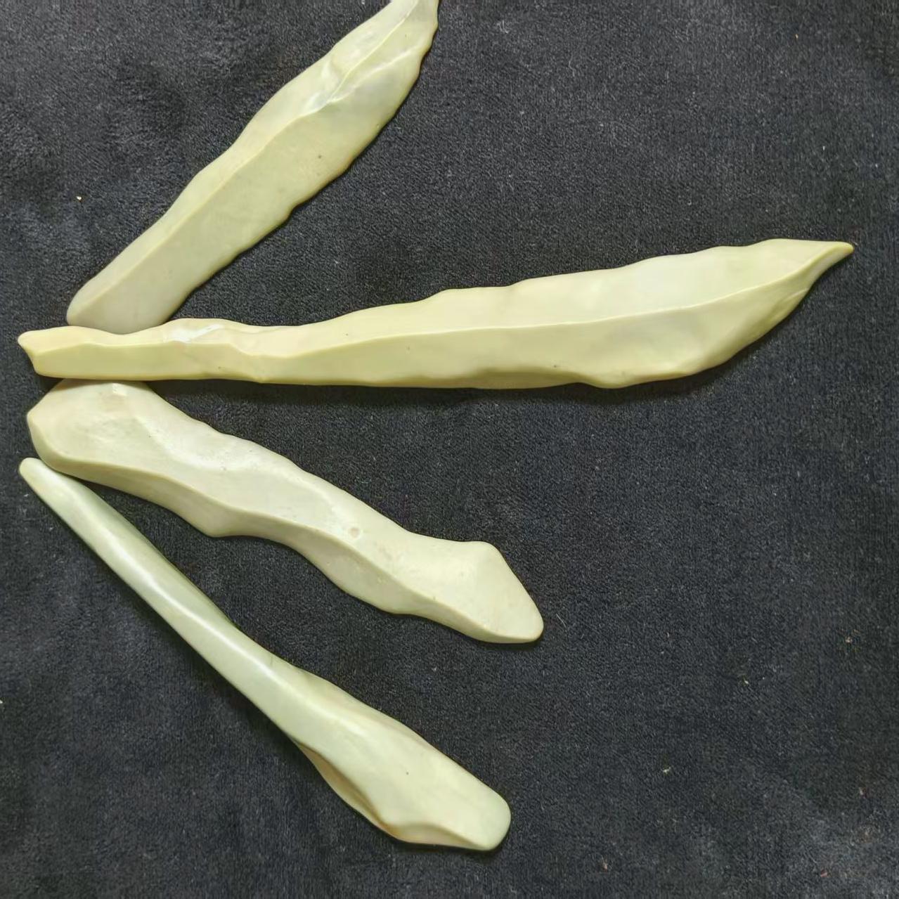 新疆天然绿泥玉手把件戈壁滩泥石把件泥石条子