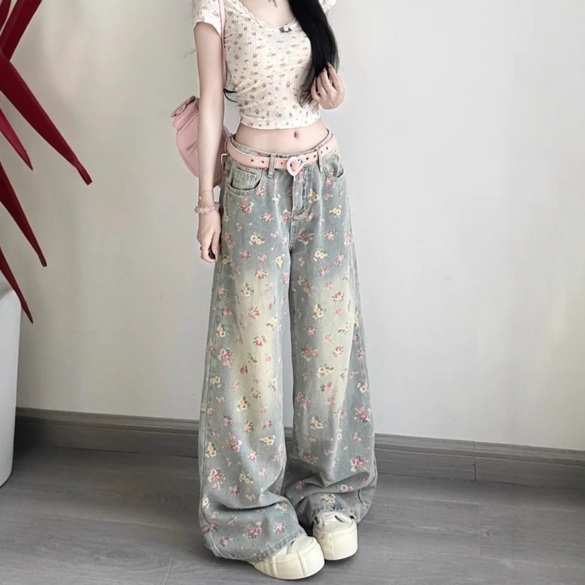 Neue Damenjeans im amerikanischen Retro-Stil mit Blumenmuster, hohem Bund und weitem Bein, locker fallend und figurformend – Modell 2026._voghion.com