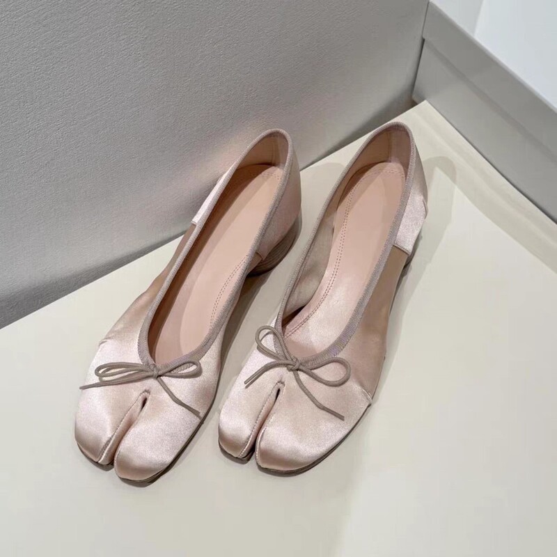 In-Stock Version~2026 Spring New Satin Round-Toe Split-Toe Pig's Hoof Flat Mary Jane Shoes for Women with Ruched Ballet Design