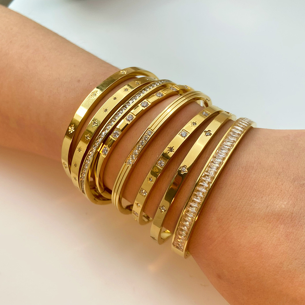 Pulsera de acero de titanio de viento ins europea y americana pulsera con hebilla de estrella de seis puntas pulsera femenina de acero inoxidable chapado en oro de 18k con incrustaciones de circón transfronterizo