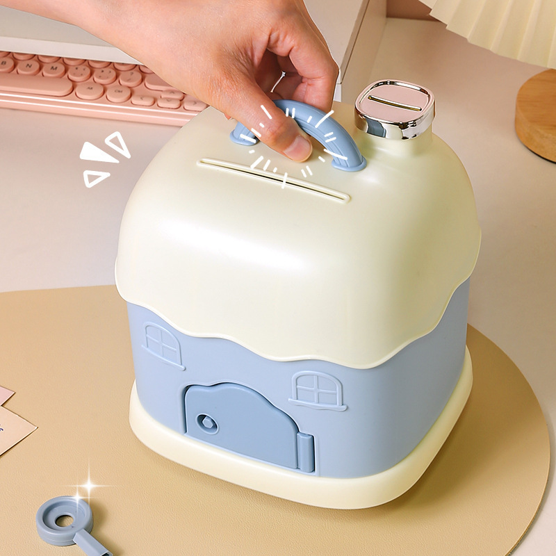 La Caja de ahorros es una pequeña y encantadora chica de dibujos animados, la Caja de ahorros es de plástico, la Caja de mano de la cabaña de año nuevo 2023