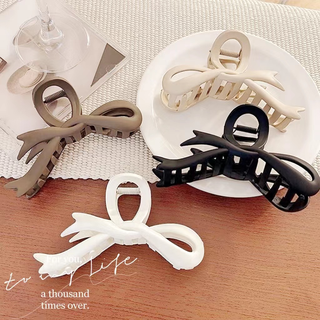 Matte high crab pin with bow