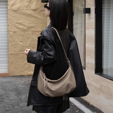 真皮饺子包高级质感女包2024新款自然摔头层牛皮单肩斜挎包腋下包