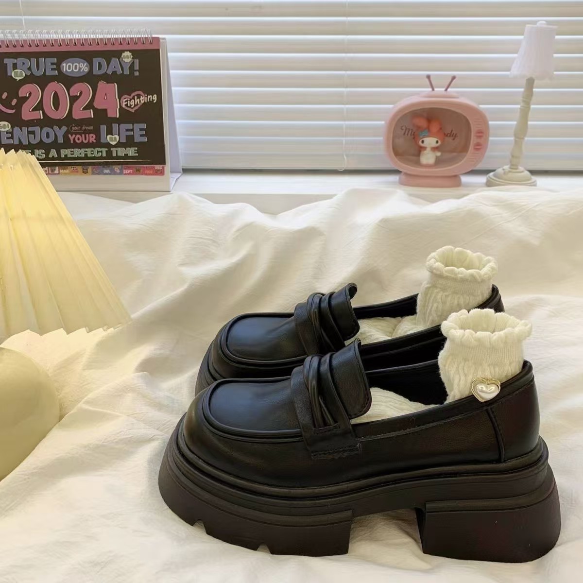 Zapatos de cuero de estilo británico de tacón grueso de suela gruesa para mujer 2025 nuevo estilo primavera y otoño zapatos de mujer de un solo pedal zapatos individuales zapatos de música negros