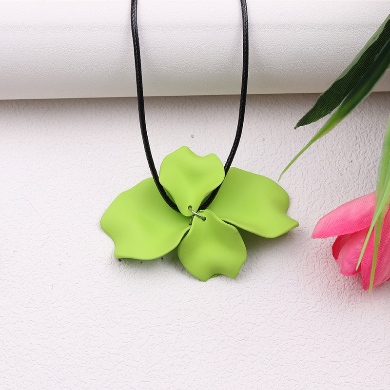 Elegant Flower Arylic Pu Leather Spray Paint Women's Pendant Necklace display picture 7