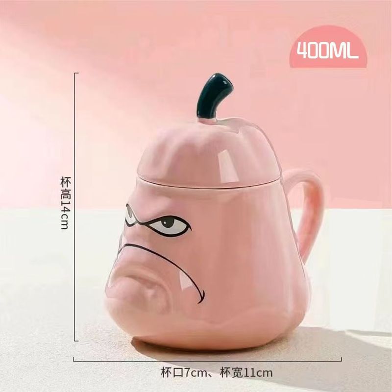 倭瓜の巣瓜のマグカップは誕生日プレゼントのコップをいじっています。|undefined