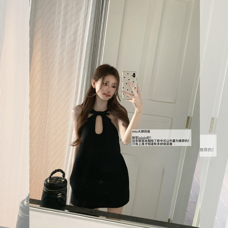 COOLLINE Lin Zixi's Miu little black dress features a simple and elegant cut with a halter neck design COOLLINE Lin Zixi's Miu little black dress features a simple and elegant cut with a halter neck design
