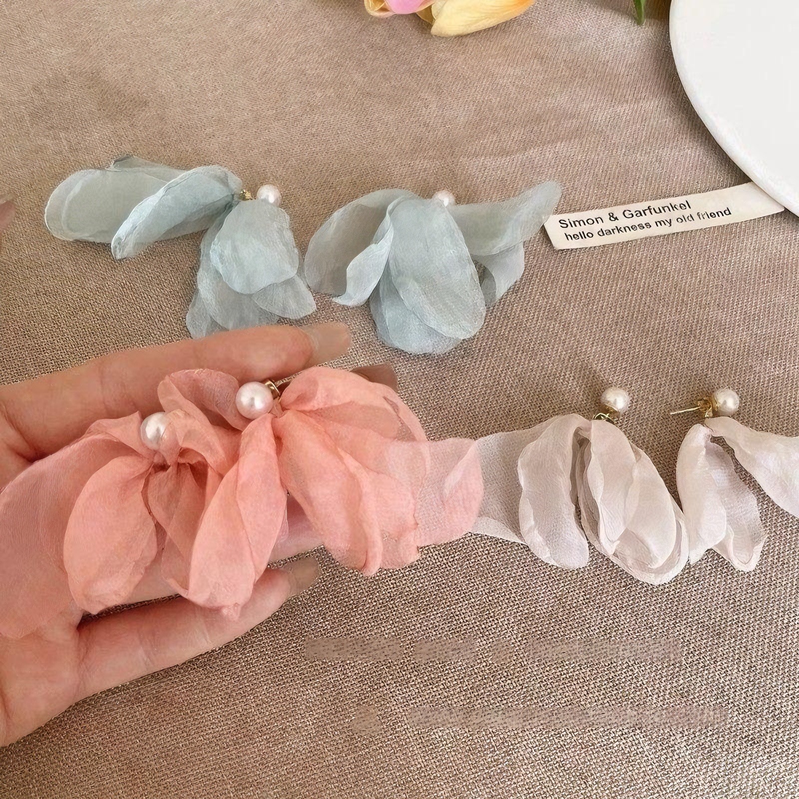 Pendientes de flores de perlas de súper hadas de verano 2025 Pendientes de alta calidad de estilo nuevo estilo caliente Pendientes de pétalos de temperamento dulce femenino