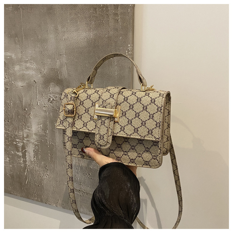 The 2024 new women's bag features a high-end texture, a niche and fashionable style, a retro and versatile small square bag, and a hand-held shoulder crossbody bag undefined